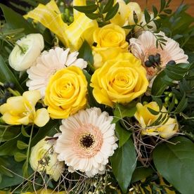 Blumenstrauß mit gelben Rosen und rosafarbenen Gerbera und grüner Umrandung